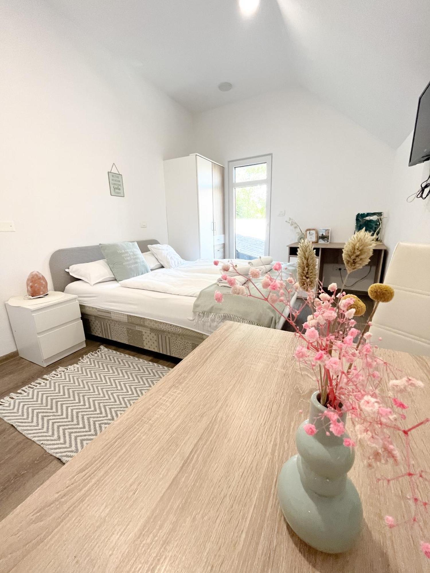Anita'S Studio Apartments Любляна Екстер'єр фото